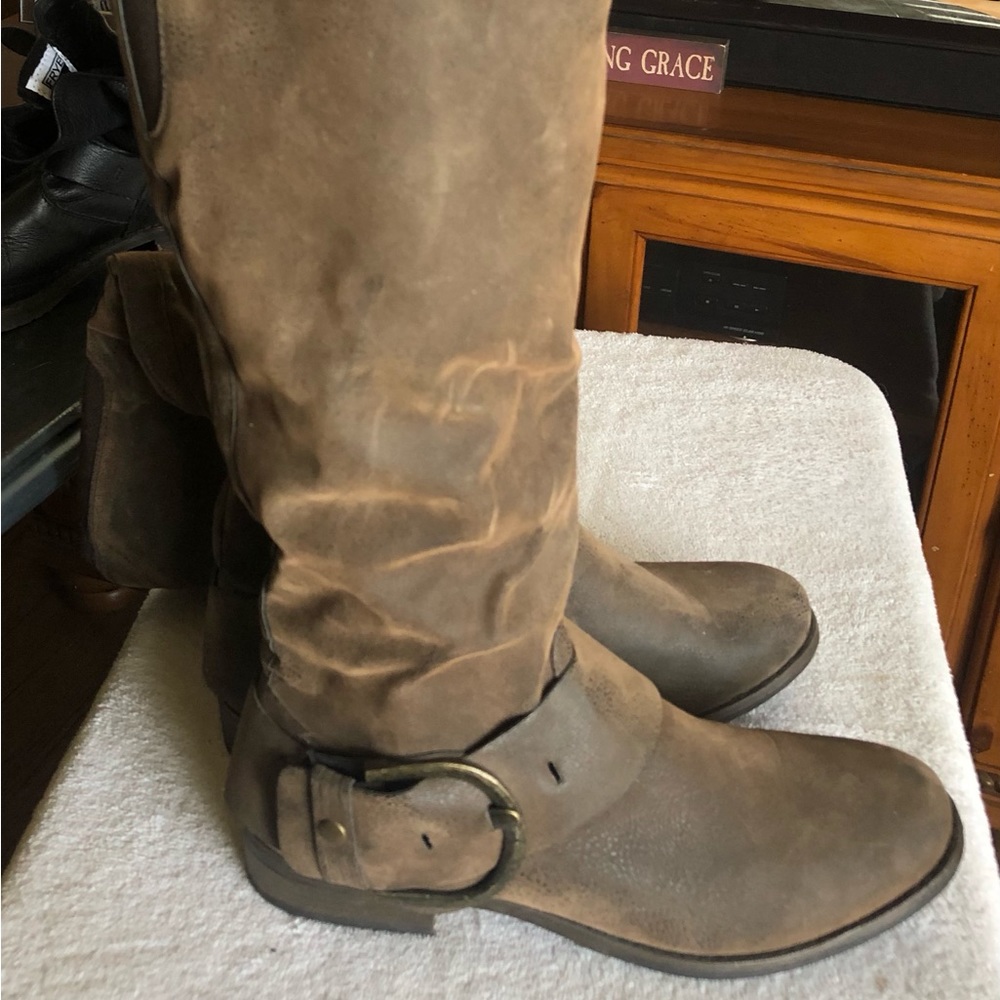 Brown distressed tall Bass boots